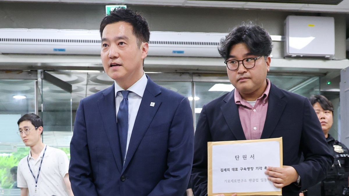 김세의 가로세로연구소(가세연) 대표가 지난 26일 오전 서울 서초구 중앙지방법원에서 성폭력범죄의 처벌 등에 관한 특례법 위반(카메라 등 이용 촬영·반포 등) 및 명예훼손 등 혐의와 관련, 구속 전 피의자 심문(영장실질심사)에 출석하고 있는 모습. / 뉴스1