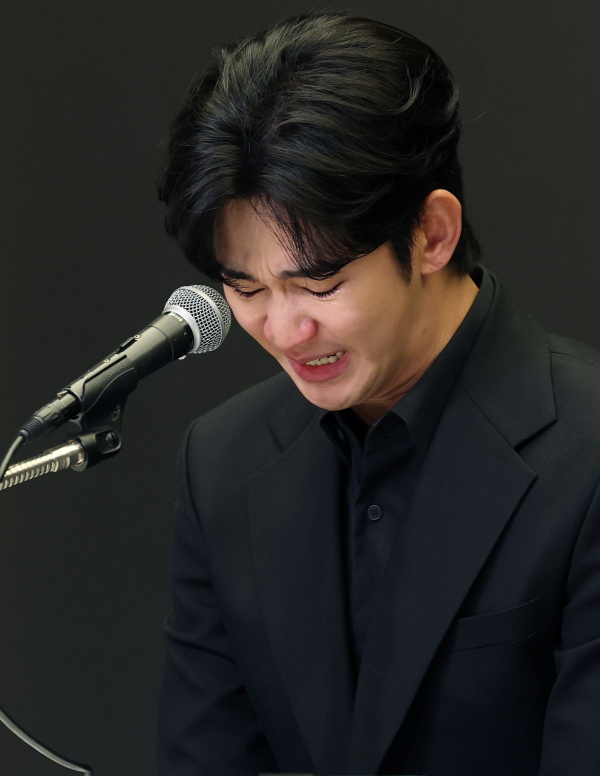 배우 김수현이 지난해 3월 31일 긴급 기자회견을 열고 고(故) 김새론과 관련한 각종 의혹에 대해 입장을 밝혔던 모습. / 뉴스1