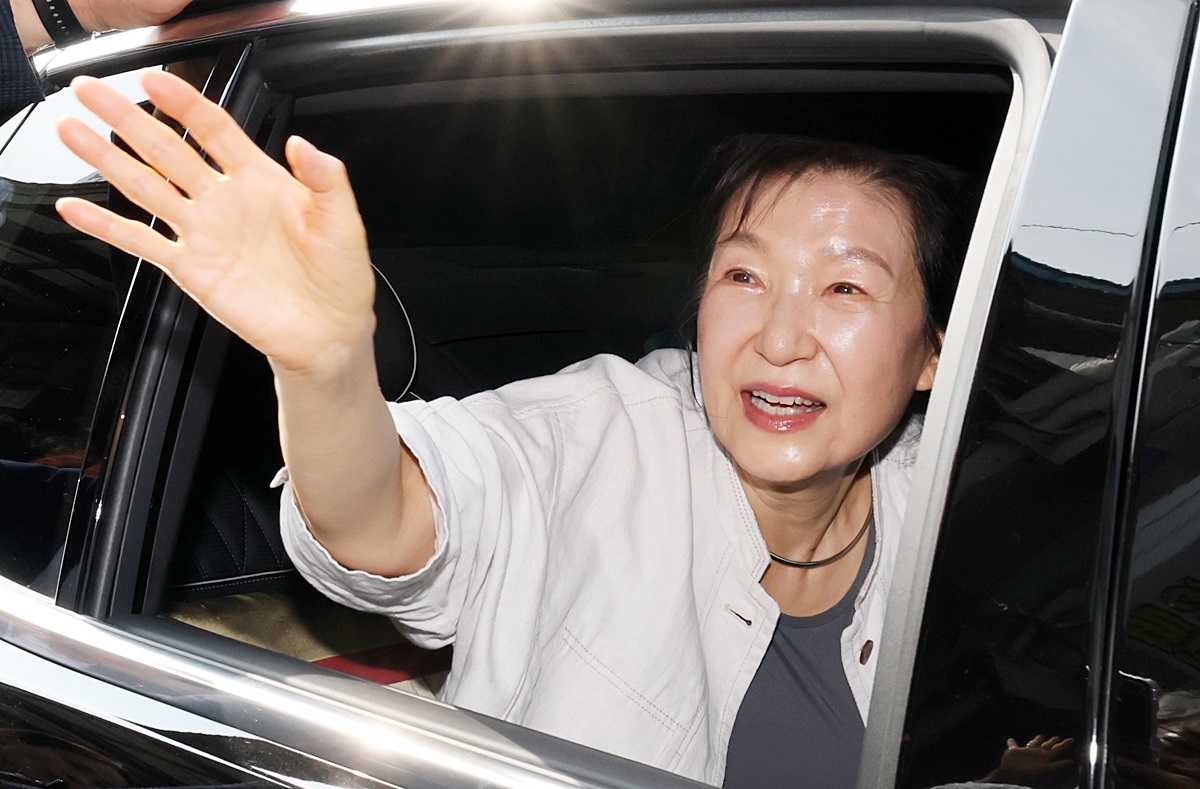 정청래, 박근혜 겨냥 “부끄러움 모르고 돌아다닌다…뻔뻔해”