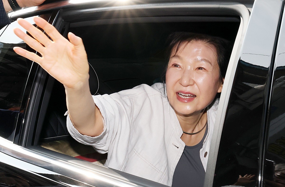 박근혜 전 대통령이 지난 25일 오후 충남 공주 산성시장을 방문해 시민들과 인사한 뒤 차량에 탑승해 손인사 하고 있다. 자료 사진. 정청래 더불어민주당 대표(총괄상임선거대책위원장)은 박근혜 전 대통령이 6.3 지방선거를 앞두고 국민의힘 소속 후보의 선거운동 지원에 나선 것을 겨냥해 '국민들의 촛불혁명으로 탄핵당한 대통령이 지금도 부끄러움을 모르고 돌아다니고 있다'라고 27일 직격했다. / 뉴스1