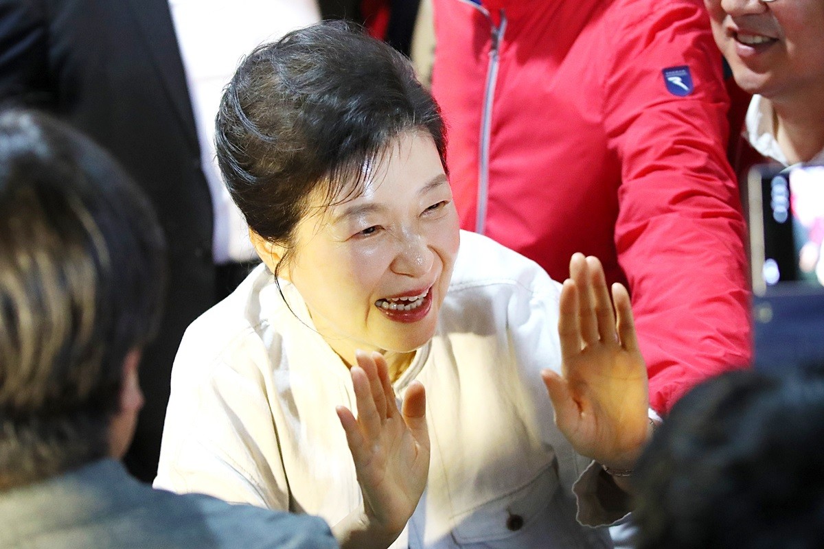 박근혜 전 대통령이 지난 25일 대전 서구 이장우 국민의힘 대전시장 후보 선거사무소를 방문하고 있다. 자료 사진. 정청래 더불어민주당 대표(총괄상임선거대책위원장)은 박근혜 전 대통령이 6.3 지방선거를 앞두고 국민의힘 소속 후보의 선거운동 지원에 나선 것을 겨냥해 '국민들의 촛불혁명으로 탄핵당한 대통령이 지금도 부끄러움을 모르고 돌아다니고 있다'라고 27일 직격했다. / 뉴스1