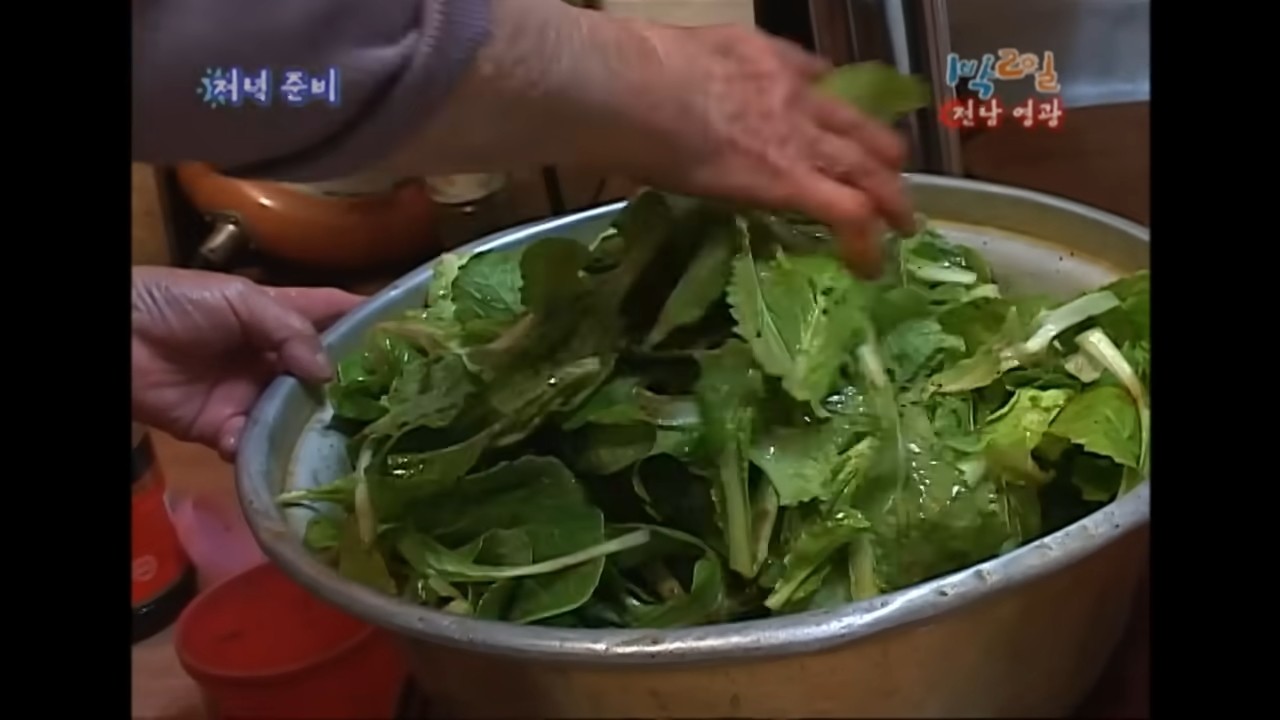 2008년 2월 3일 예능 '1박2일' 방송 당시 강호동이 봄동 비빔밥을 먹고 있는 자료사진. 이후 해당 채소는 얼갈이로 알려졌다. / 유튜브 'KBS 한국 방송'