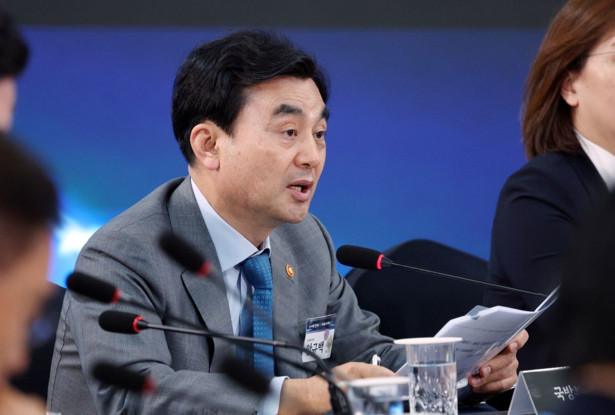 안규백 국방부 장관이 지난 26일 경남 창원시 진해구에서 열린 제1회 미래국방전략위원회에서 핵추진잠수함 기본계획을 발표하고 있다. / 청와대통신사진기자단-뉴스1
