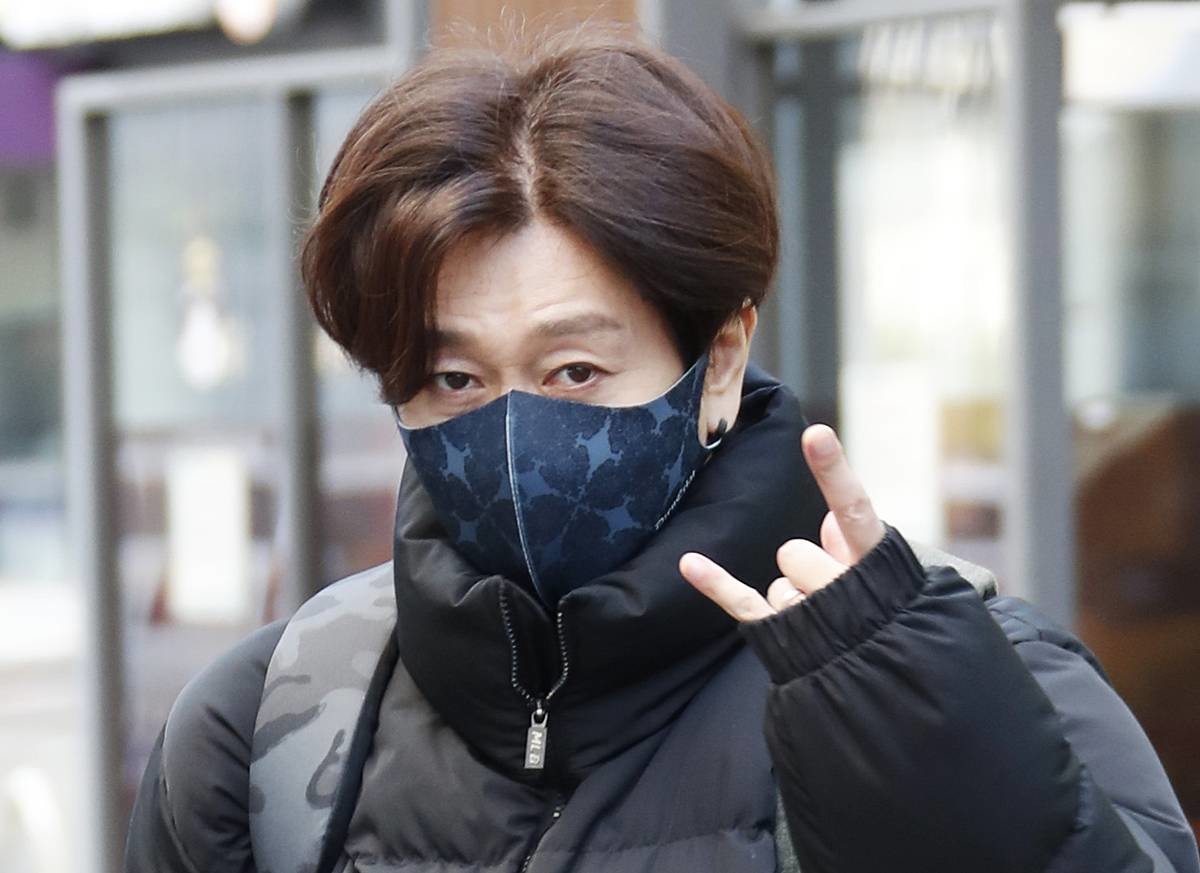 가수 윤도현이 지난 2020년 12월 24일 오후 서울 영등포구 여의도 KBS에서 진행되는 '2020 KBS 연예대상' 녹화를 마친 뒤 방송국을 나서고 있다 / 뉴스1
