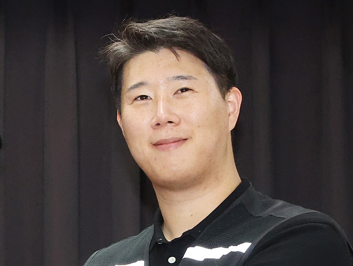 최승호 삼성그룹 초기업노동조합 삼성전자지부(초기업노조) 위원장이 잠정 합의한에 서명한 뒤 밝은 표정을 짓고 있다. 자료 사진. 삼성전자 노사의 임금협상 잠정합의안은 노동조합 투표에서 70%를 넘기는 찬성률로 27일 가결됐다. / 뉴스1