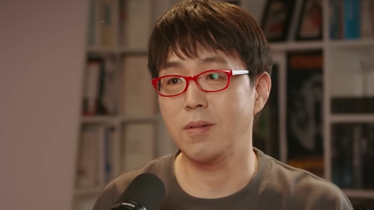 이동진 평론가가 2025년 10월 유튜브 채널 'B tv 이동진의 파이아키아'에서 건강한 인간관계에 대한 자신의 생각을 밝힌 당시 자료사진. / 유튜브 'B tv 이동진의 파이아키아'