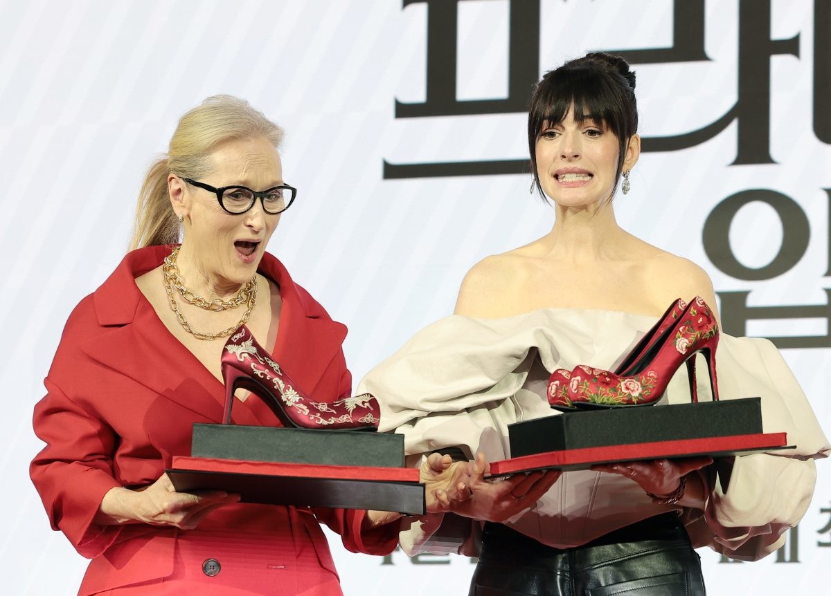 영화 '악마는 프라다를 입는다 2' 내한 기자 간담회에 참석한 배우 메릴 스트랩(왼)과 앤 해서웨이(오). / 뉴스1