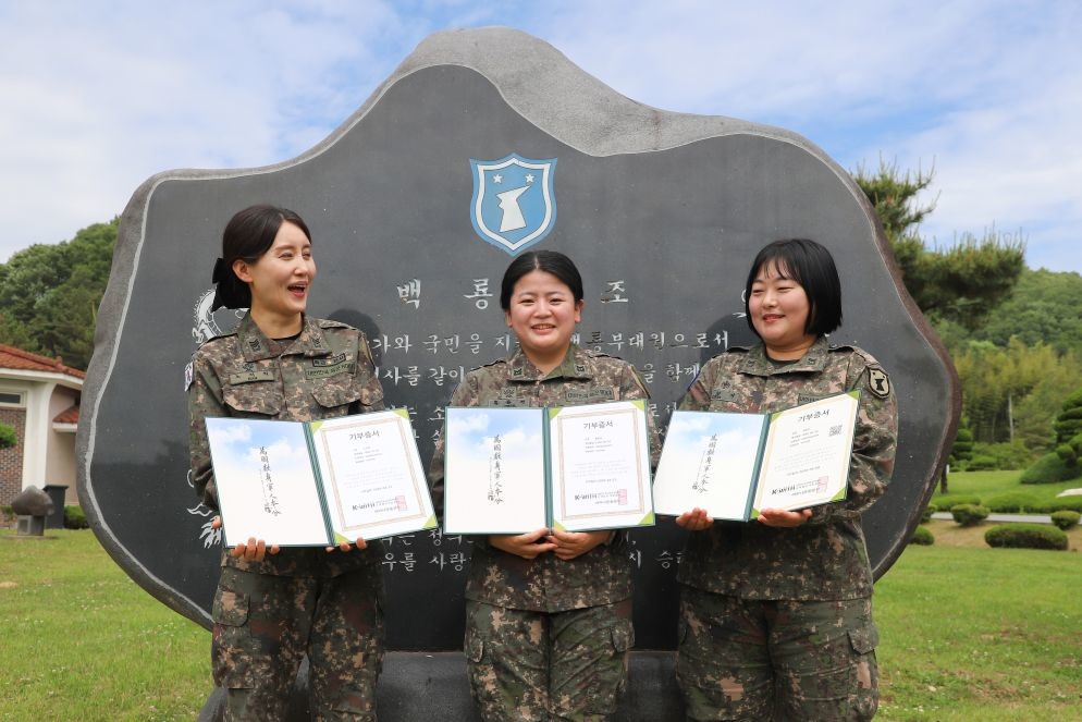 좌측부터) 노지희 상사, 홍윤경 하사, 최민지 중사 / 제32사단