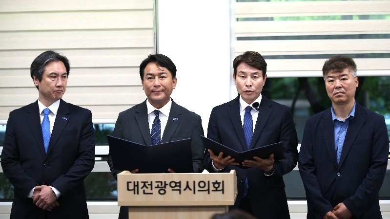 더불어민주당 전문학 대전 서구청장 후보와 조국혁신당 유지곤 대전 서구청장 후보가 27일 대전시의회에서 기자회견을 열고 단일화를 선언하고 있다./사진=김지연 기자