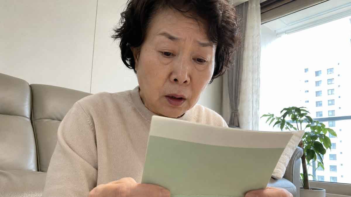 60대 여성이 노후 자금이 담긴 통장 잔고를 보고 걱정하는 모습. (AI 생성 이미지) / 위키트리