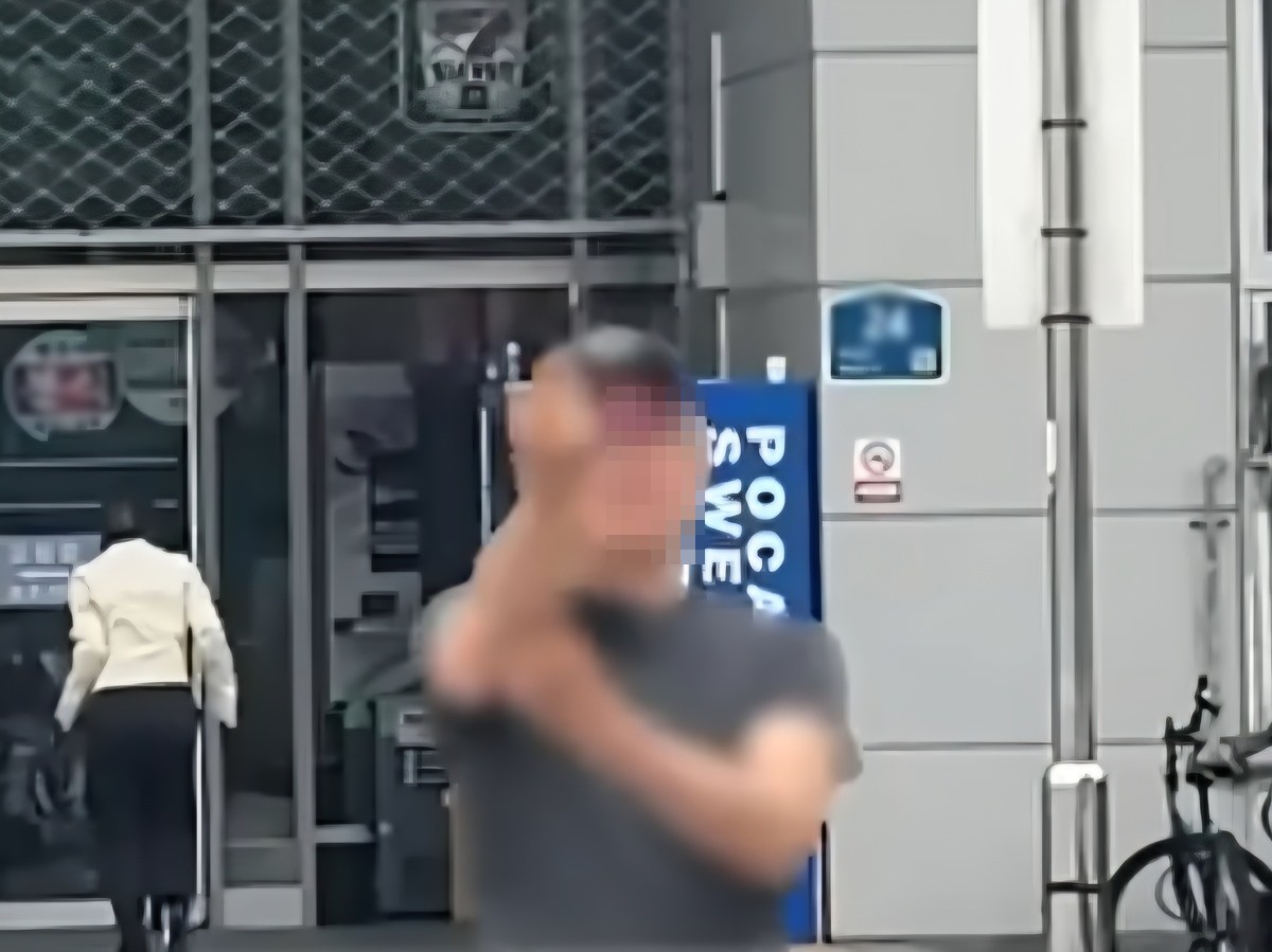 손가락 욕설을 하는 남성 모습. 인천 계양을 국회의원 보궐선거에 출마한 무소속 김현태 후보 측은 선거운동 현장에서 김 후보에게 손가락 욕설을 하고 비방한 혐의(공직선거법 위반과 모욕)로 신원을 알 수 없는 남성 A 씨를 경찰에 고소했다고 27일 밝혔다. 김현태 후보는 이날 고소장을 통해 '전날(26일) 오전 7시 30분쯤 인천지하철 1호선 계양역 부근에서 A 씨가 선거운동을 하던 고소인에게 다가와 다수가 지켜보는 상황에서 손가락 욕설을 하고 소리를 지르며 비방했다'라고 주장했다. 경찰은 김현태 후보가 제출한 고소장을 토대로 구체적인 사실관계를 조사할 예정인 것으로 전해졌다. / 인천 계양을 무소속 김현태 후보 측 제공-연합뉴스