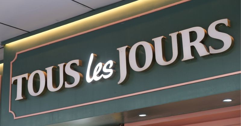 Tous les Jours 스토어 로고를 닫습니다 / 셔터스톡