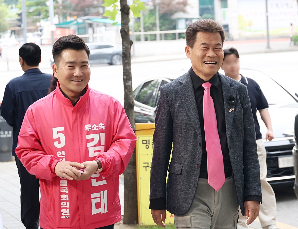 인천 계양을 무소속 김현태 후보(왼쪽)와 한국사 강사 출신 보수 유튜버 전한길 씨 모습. 자료 사진 / 연합뉴스