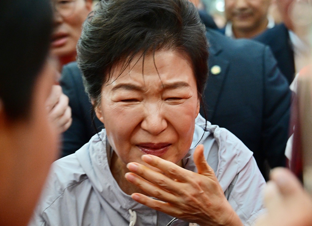 박근혜 전 대통령이 27일 경남 진주시 대안동 진주중앙시장을 찾아 박완수 국민의힘 경남도지사 후보, 한경호 진주시장 후보 지원 유세를 하며 시민과 악수한 뒤 고통스러워 하고 있다.      '선거의 여왕'으로 불린 박 전 대통령은 오랜 기간 여러 유권자를 만나며 악수를 했던 터라 오른손에 붕대를 감고 유세 활동을 펼쳤을 정도로 만성 통증에 시달려 온 것으로 알려졌다.    / 뉴스1