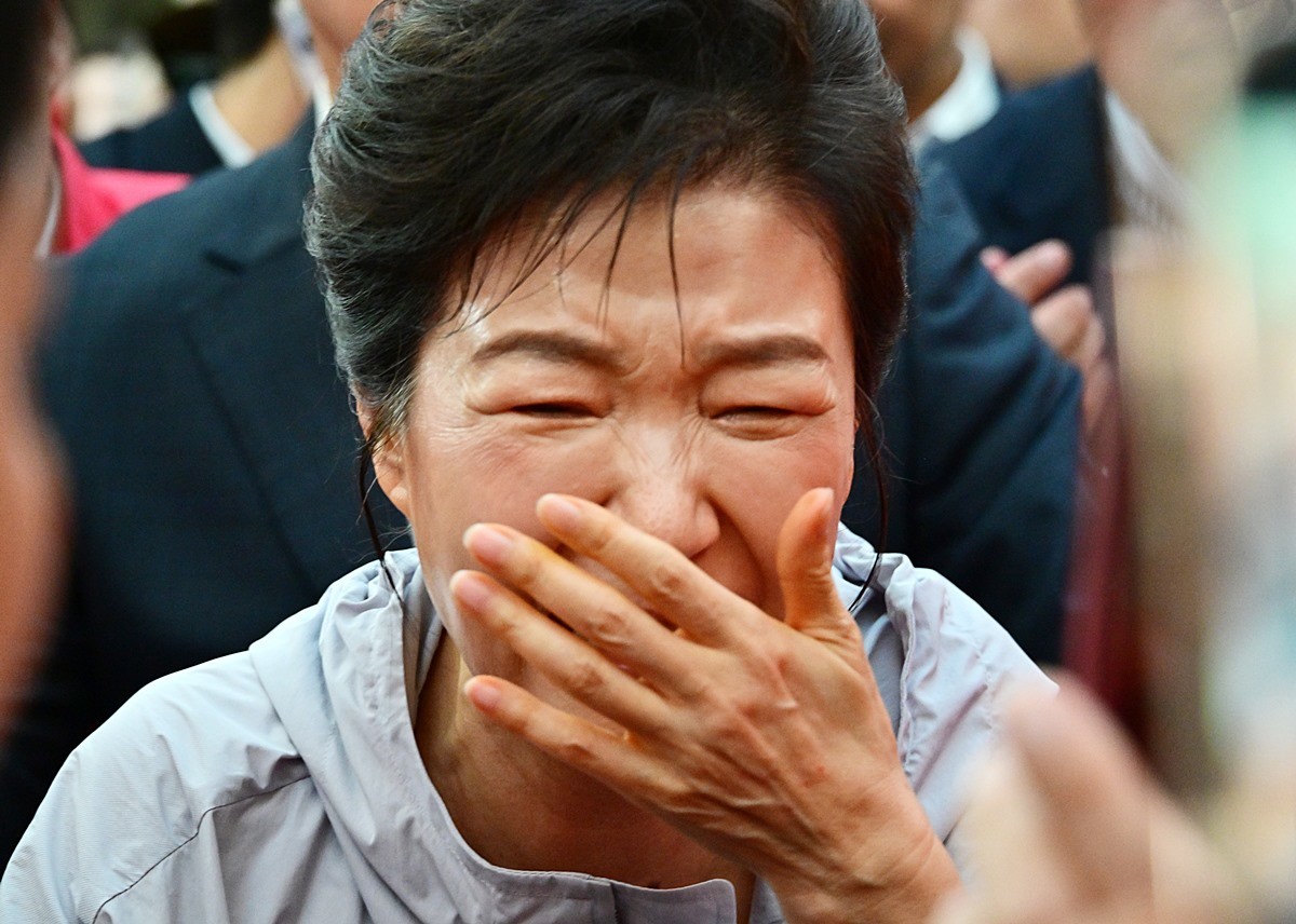 박근혜 전 대통령이 27일 경남 진주시 대안동 진주중앙시장을 찾아 박완수 국민의힘 경남도지사 후보, 한경호 진주시장 후보 지원 유세를 하며 시민과 악수한 뒤 고통스러워 하고 있다.      '선거의 여왕'으로 불린 박 전 대통령은 오랜 기간 여러 유권자를 만나며 악수를 했던 터라 오른손에 붕대를 감고 유세 활동을 펼쳤을 정도로 만성 통증에 시달려 온 것으로 알려졌다.    / 뉴스1