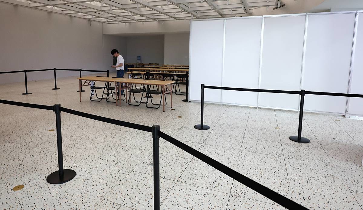 전날 인천국제공항 1터미널에 사전 투표소 운영을 앞두고 선거관리위원회 직원이 현장을 점검하고 있다. 선거관리위원회는 인천국제공항 1터미널 3층 H카운터 후면부, 2터미널 3층 서편 D2카운터 전면부에서 29~30일 양일간 오전 6시부터 오후 6시까지 사전투표소를 운영한다 / 뉴스1