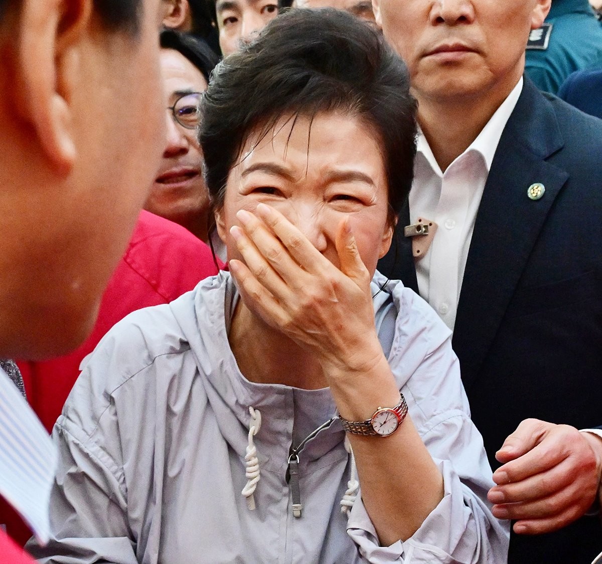 박근혜 전 대통령이 27일 경남 진주시 대안동 진주중앙시장을 찾아 박완수 국민의힘 경남도지사 후보, 한경호 진주시장 후보 지원 유세를 하며 시민과 악수한 뒤 고통스러워 하고 있다.      '선거의 여왕'으로 불린 박 전 대통령은 오랜 기간 여러 유권자를 만나며 악수를 했던 터라 오른손에 붕대를 감고 유세 활동을 펼쳤을 정도로 만성 통증에 시달려 온 것으로 알려졌다.    / 뉴스