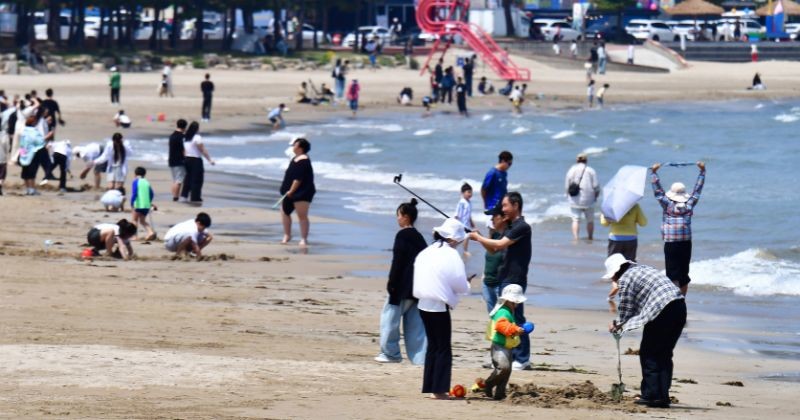 영일대해수욕장 백사장에서 시민들과 관광객들이 휴일을 보내고 있다 / 뉴스 1