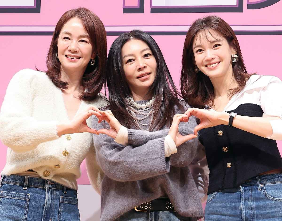 방송인 장윤정(왼쪽부터), 배우 황신혜, 방송인 정가은이 지난 1월 서울 영등포구 여의도 KBS 아트홀에서 열린 KBS1TV ‘황신혜의 같이 삽시다’ 제작발표회에 참석해 포즈를 취하고 있다. / 뉴스1