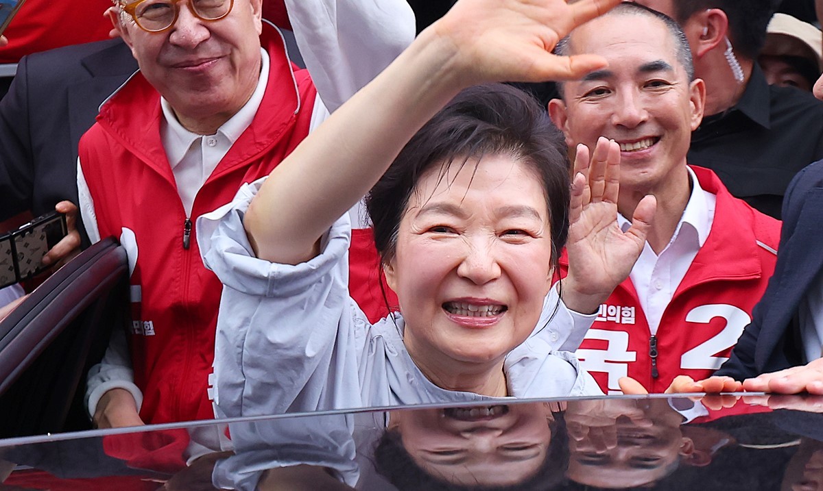 “박근혜 전 대통령 가는 곳마다 국민들이 환영하며 박수 보낸다”