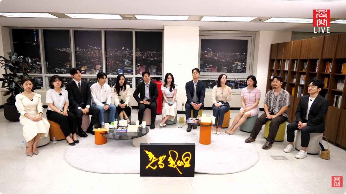 '나는 솔로' 31기 출연자들이 28일 라이브 방송을 진행하고 있다. / 유튜브 '촌장엔터테인먼트TV'
