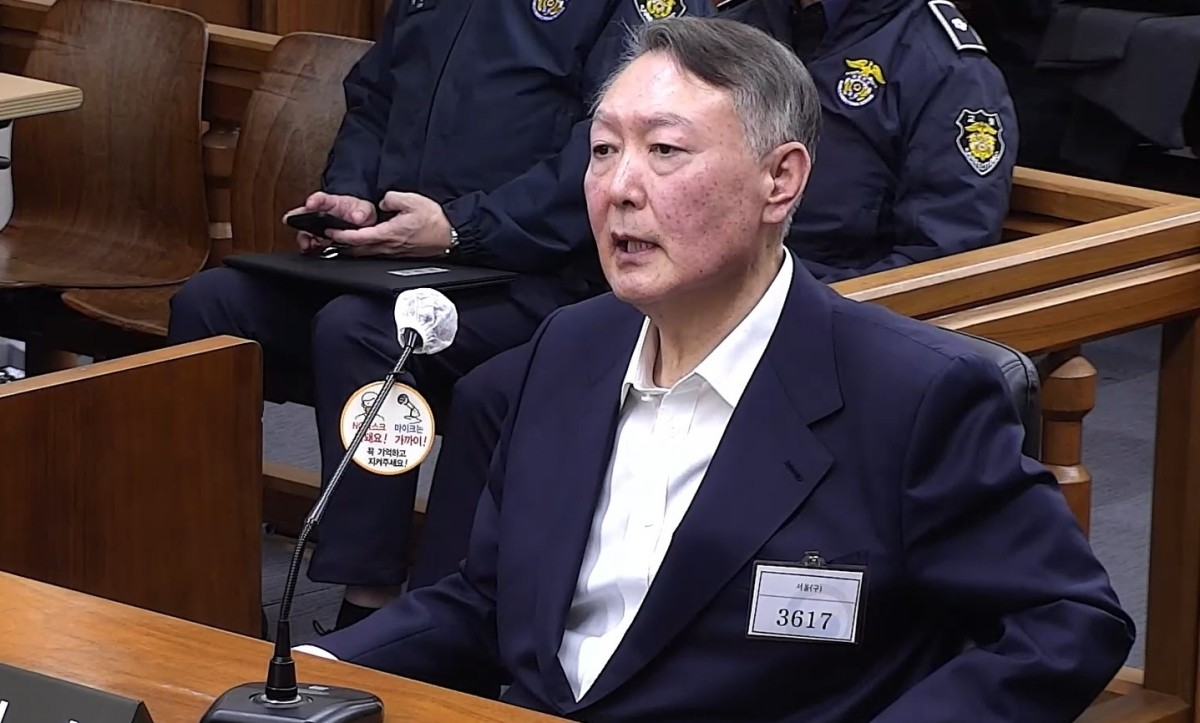 윤석열 전 대통령이 지난해 11월 19일 서울 서초구 서울중앙지방법원에서 열린 한덕수 전 국무총리의 내란 중요임무 종사 등 혐의 공판에 증인으로 출석하고 있다. / 서울중앙지법 제공. 뉴스1