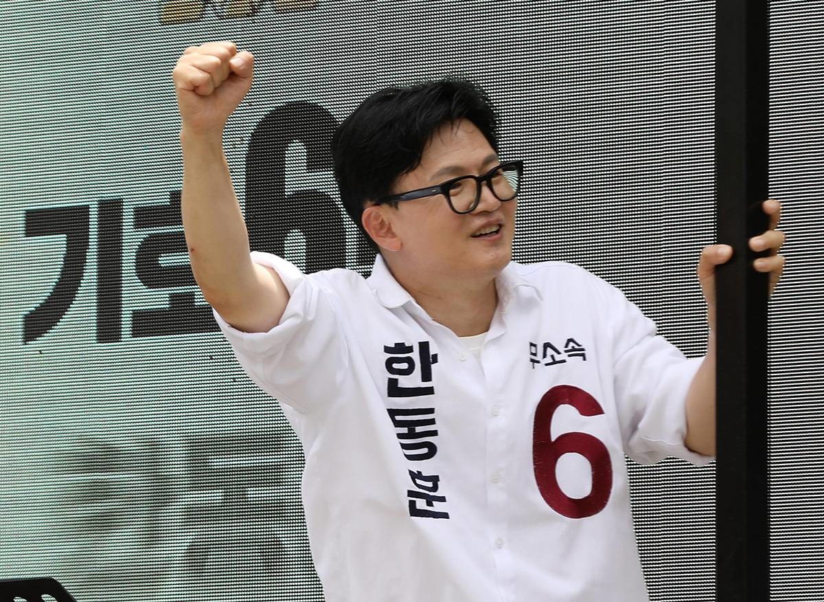 한동훈 무소속 부산 북구갑 국회의원 후보가 26일 부산 북구 구포동 일대에서 유세차에 올라 유권자들에게 지지를 호소하고 있다. / 뉴스1