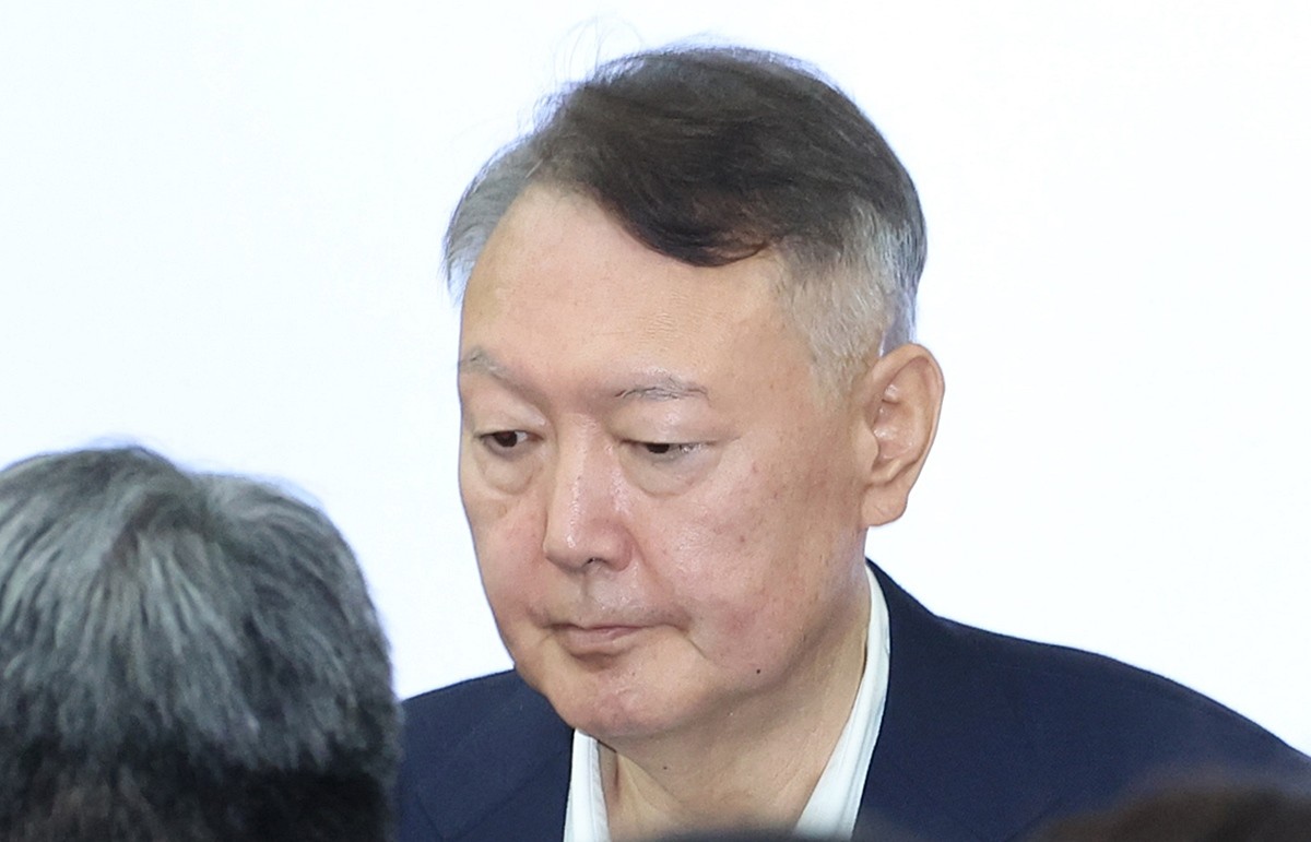 윤석열 전 대통령 자료 사진. 서울중앙지법 형사합의32부(류경진 부장판사)는 28일 위증 혐의로 재판에 넘겨진 윤석열 전 대통령에게 무죄를 선고했다. 앞서 조은석 내란 특별검사팀(내란특검)은 윤 전 대통령에게 징역 2년을 구형했었다. 이날 재판부는 '한덕수 전 총리의 건의와 상관없이 처음부터 국무위원들을 소집할 계획을 가졌을 가능성이 높아 보인다'라며 '윤석열 전 대통령의 법정 진술이 기억에 반한다고 보기 어렵다'라고 판단했다. 윤 전 대통령은 지난해 11월 한 전 총리의 내란 혐의 재판에 증인으로 나왔다. 당시 윤 전 대통령은 비상계엄 선포 당일 한 전 총리가 건의하기 전부터 국무회의를 계획한 것처럼 허위 증언한 혐의를 받고 있다. / 뉴스1