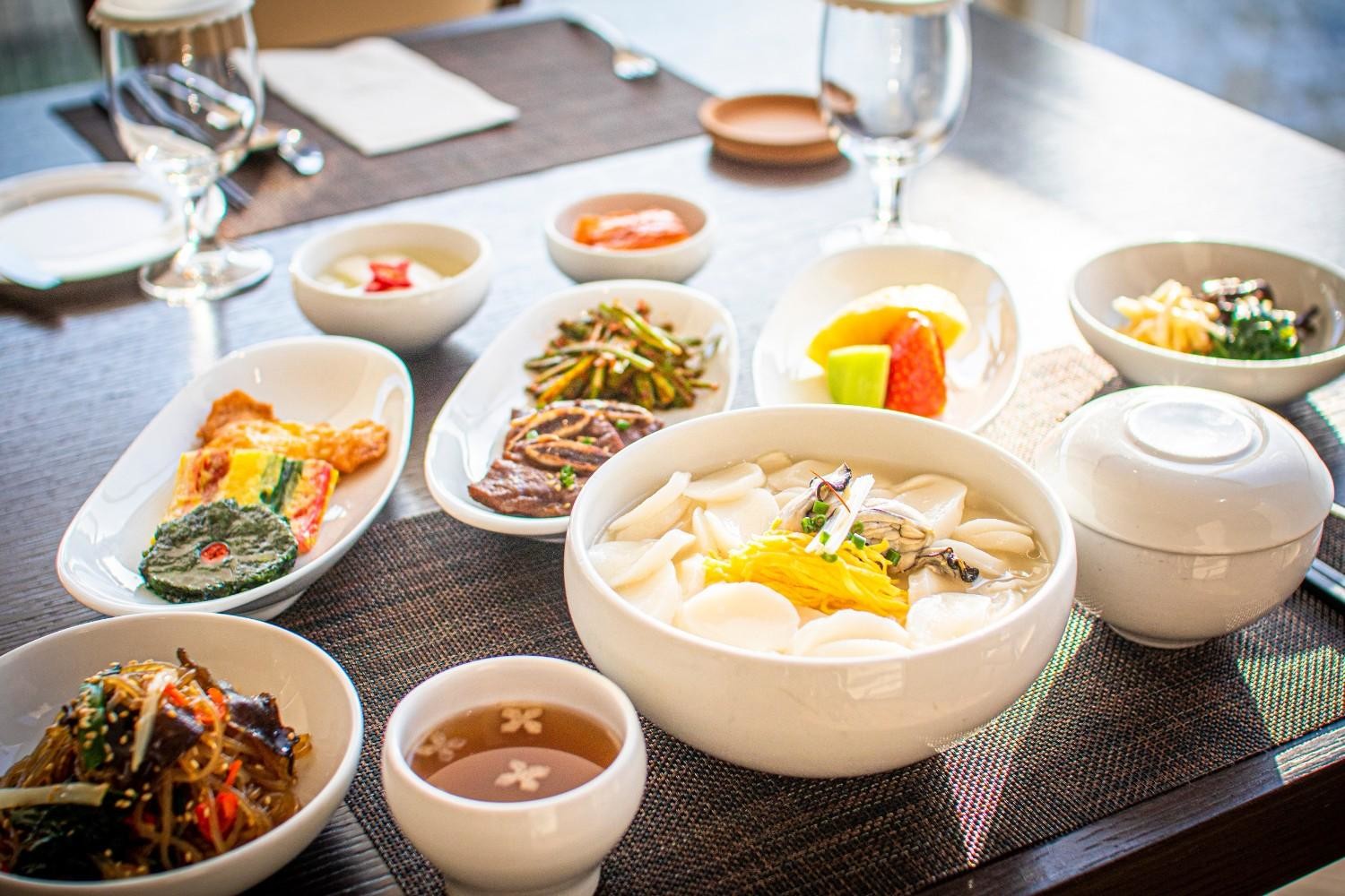 떡국과 다양한 반찬이 함께 차려진 한식 식탁 모습. / 셔터스톡