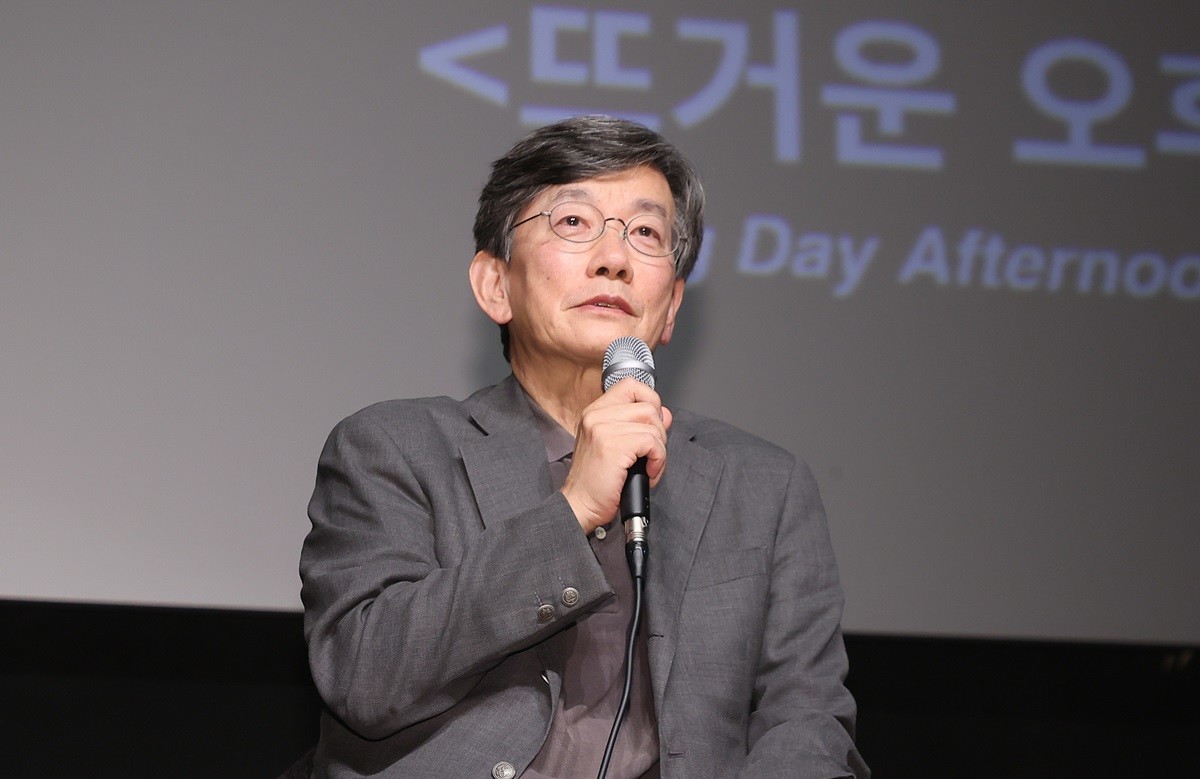 여러 시사 프로그램을 진행해 온 방송인 손석희 씨 자료 사진.     방송인 손석희 씨 자료 사진. 손석희 씨가 약 13년 만에 MBC 라디오 진행자로 돌아온다는 보도가 나왔다. 28일 엑스포츠뉴스 단독 보도에 따르면 손석희 씨는 개편을 앞둔 MBC 라디오 표준FM 정오 시간대에 신설되는 신규 프로그램의 진행자를 맡을 예정인 것으로 알려졌다. 현재 이 시간대에는 가수 손태진이 진행을 맡고 있는 '손태진의 트로트 라디오'가 방송되고 있다. 엑스포츠뉴스는 '손태진의 트로트 라디오'는 이번 개편을 맞아 다른 시간대로 이동해 청취자들과 만남을 이어갈 예정이라고 전했다.     손석희 씨는 2000년부터 2013년까지 13년간 MBC 라디오에서 시사 프로그램인 '손석희의 시선집중'을 진행했다.     / 연합뉴스