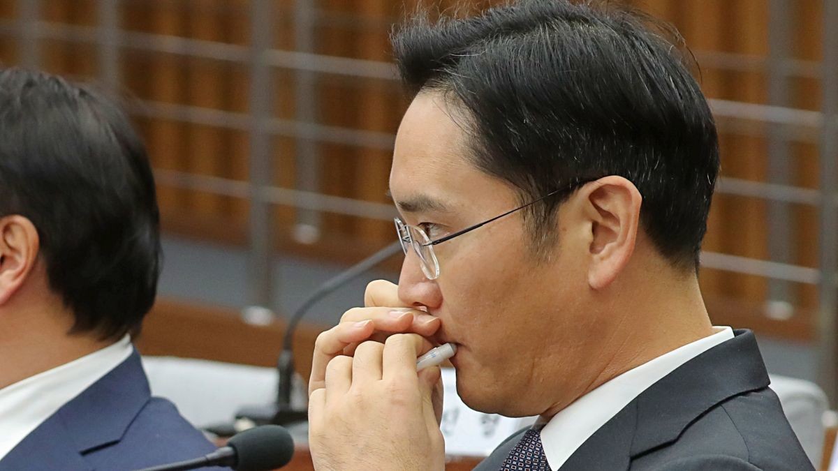 과거 청문회 자리에서 립밤 바르는 장면 포착돼 화제 모은 이재용 삼성전자 회장. / 연합뉴스
