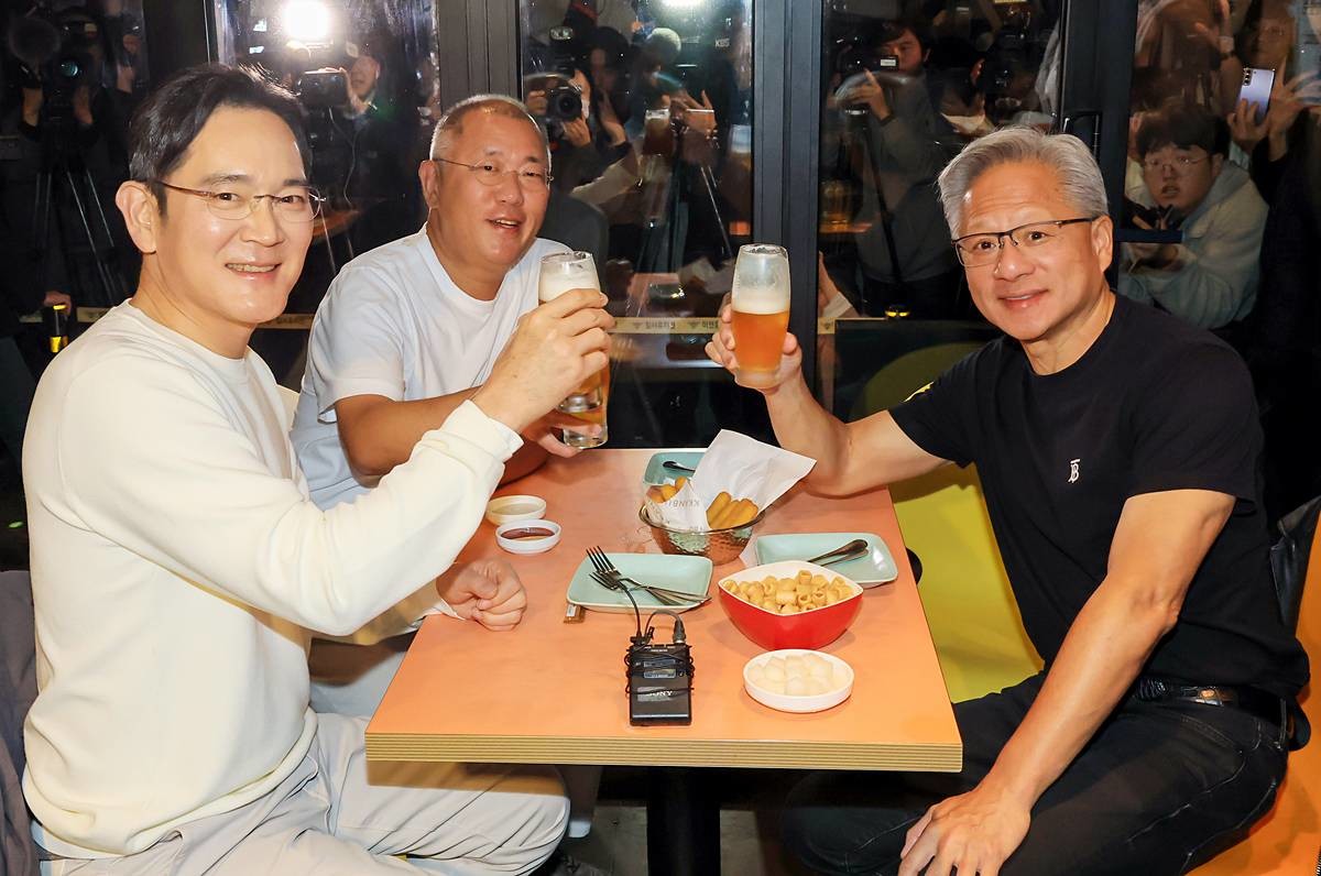 젠슨 황 엔비디아 최고경영자(CEO)가 지난해 10월 30일 오후 서울 강남구 삼성역 인근 깐부치킨 매장에서 이재용 삼성전자 회장, 정의선 현대차그룹 회장과 치킨 회동을 하고 있다 / 뉴스1