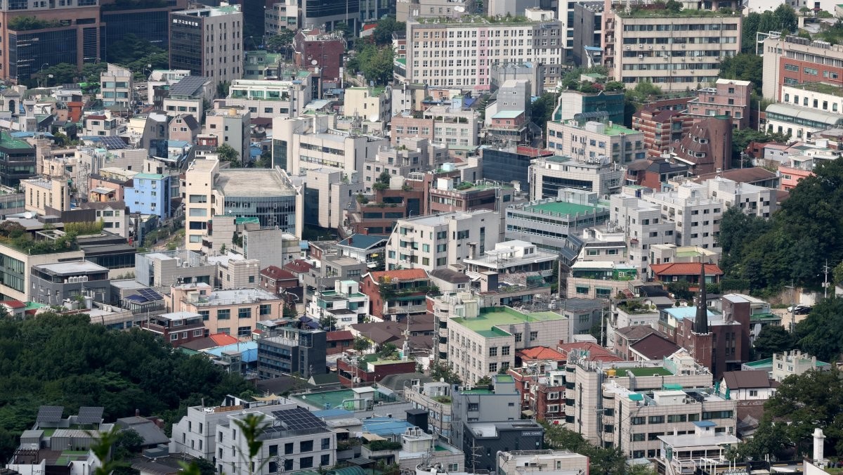 서울 중구 남산에서 바라본 도심 아파트 단지와 빌라촌. / 뉴스1