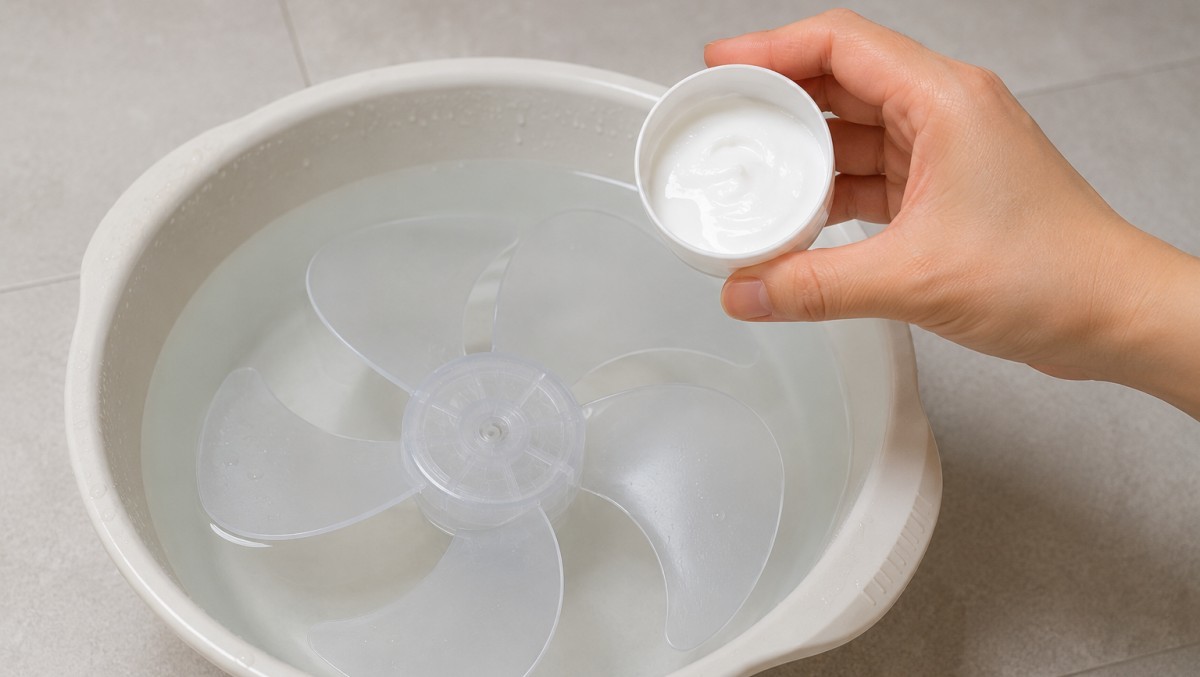 선풍기 날개를 세척하는 모습 / 기사 내용을 바탕으로 제작한 AI 이미지