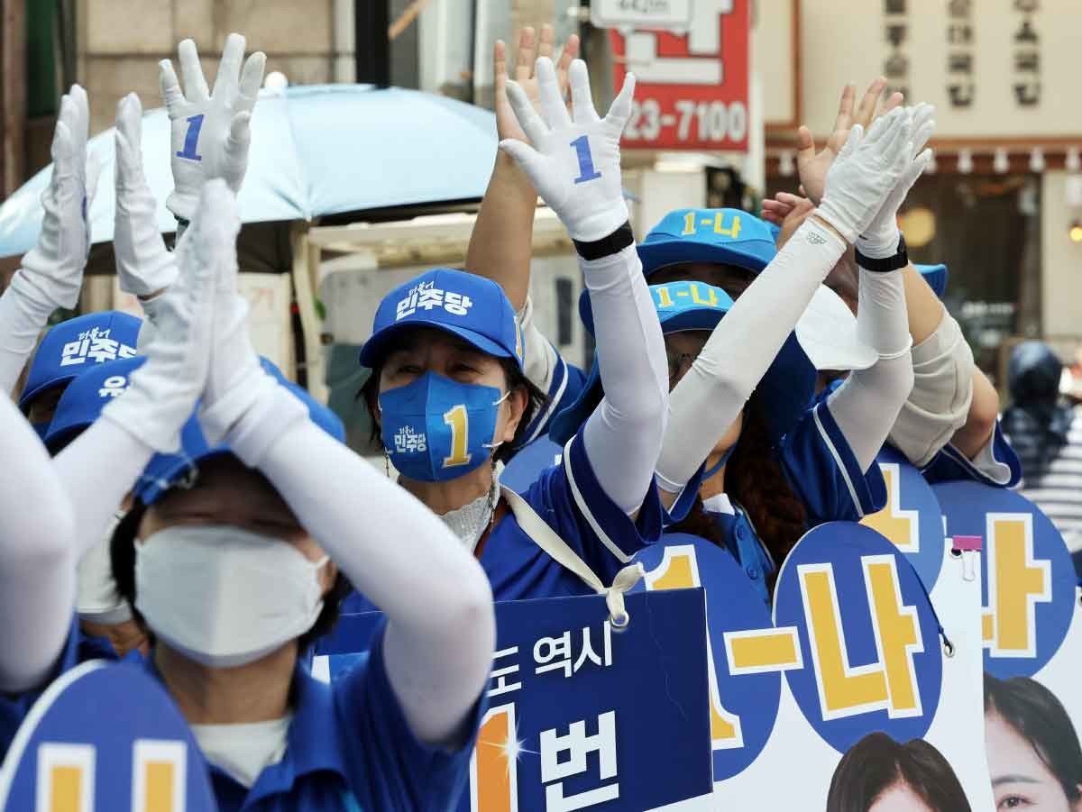 사전투표 D-1, 절정을 향해가는 6·3 지방선거. 제9회 전국동시지방선거와 국회의원 재보궐선거 사전투표를 하루 앞둔 28일 오후 서울 마포구 망원역 앞에서 더불어민주당 선거운동원들이 유권자들에게 지지를 호소하고 있다. / 뉴스1