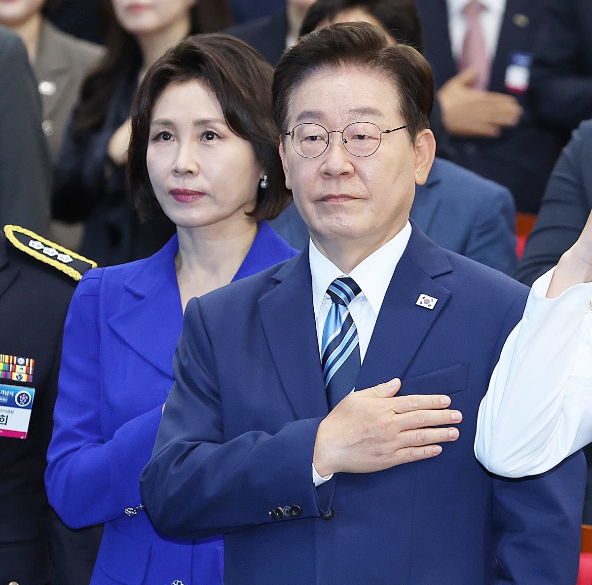 이재명 대통령과 김혜경 여사가 지난 27일 부산 영도구에서 열린 제31회 바다의날 기념식에서 국민의례를 하고 있다. 자료 사진. 정청래 더불어민주당 대표(총괄상임선대위원장)가 '6·3 지방선거는 이재명 대통령에게 힘을 실어주는 선거, 이 대통령을 지키는 선거가 될 것'이라고 말했다. 정 대표는 28일 오전 '김어준의 겸손은힘들다 뉴스공장' 유튜브 채널에 출연해 ''이번 선거가 잘못되면 이재명 대통령에게 큰일 난다'라는 생각으로 진보 대결집을 이루는 세력 대 세력의 선거'라며 이렇게 강조했다. / 뉴스1