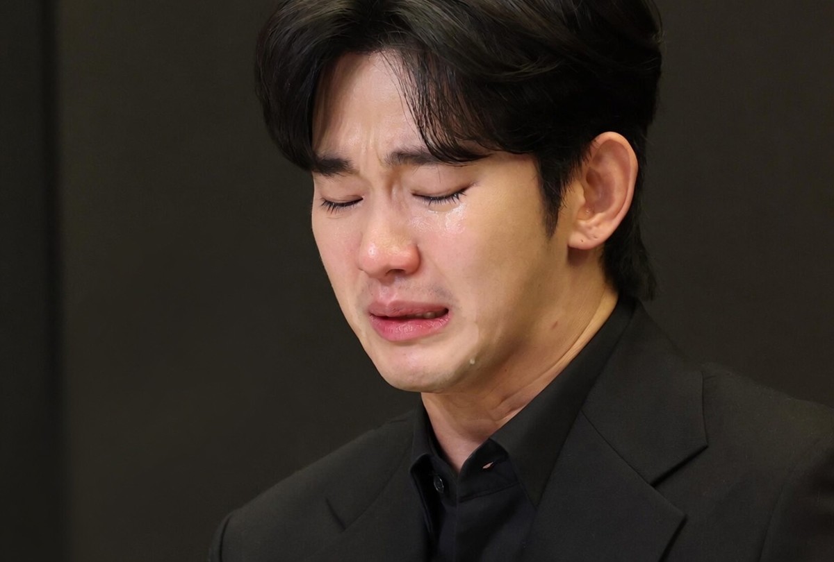 배우 김수현이 지난해 3월 31일 서울 마포구 스탠포드호텔에서 긴급 기자회견을 열고 고(故) 김새론이 미성년자일 때부터 교제했다는 의혹 등을 부인하는 입장을 밝히며 눈물을 흘리고 있다. / 뉴스1