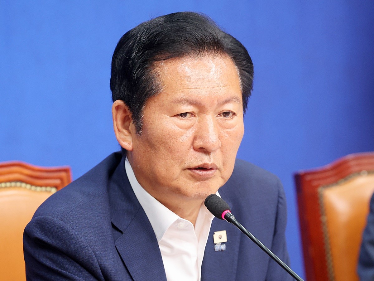 정청래 더불어민주당 대표가 28일 서울 여의도 국회에서 열린 '서울의 안전 이대로 괜찮은가' 전문가 긴급 좌담회에서 모두발언을 하고 있다. 자료 사진.     정청래 대표가 '6·3 지방선거는 이재명 대통령에게 힘을 실어주는 선거, 이 대통령을 지키는 선거가 될 것'이라고 말했다. 정 대표는 28일 오전 '김어준의 겸손은힘들다 뉴스공장' 유튜브 채널에 출연해 ''이번 선거가 잘못되면 이재명 대통령에게 큰일 난다'라는 생각으로 진보 대결집을 이루는 세력 대 세력의 선거'라며 이렇게 강조했다.     / 뉴스1