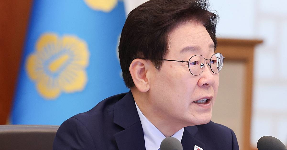 이재명 대통령이 28일 청와대에서 열린 수석보좌관회의에서 발언하고 있다 / 뉴스1