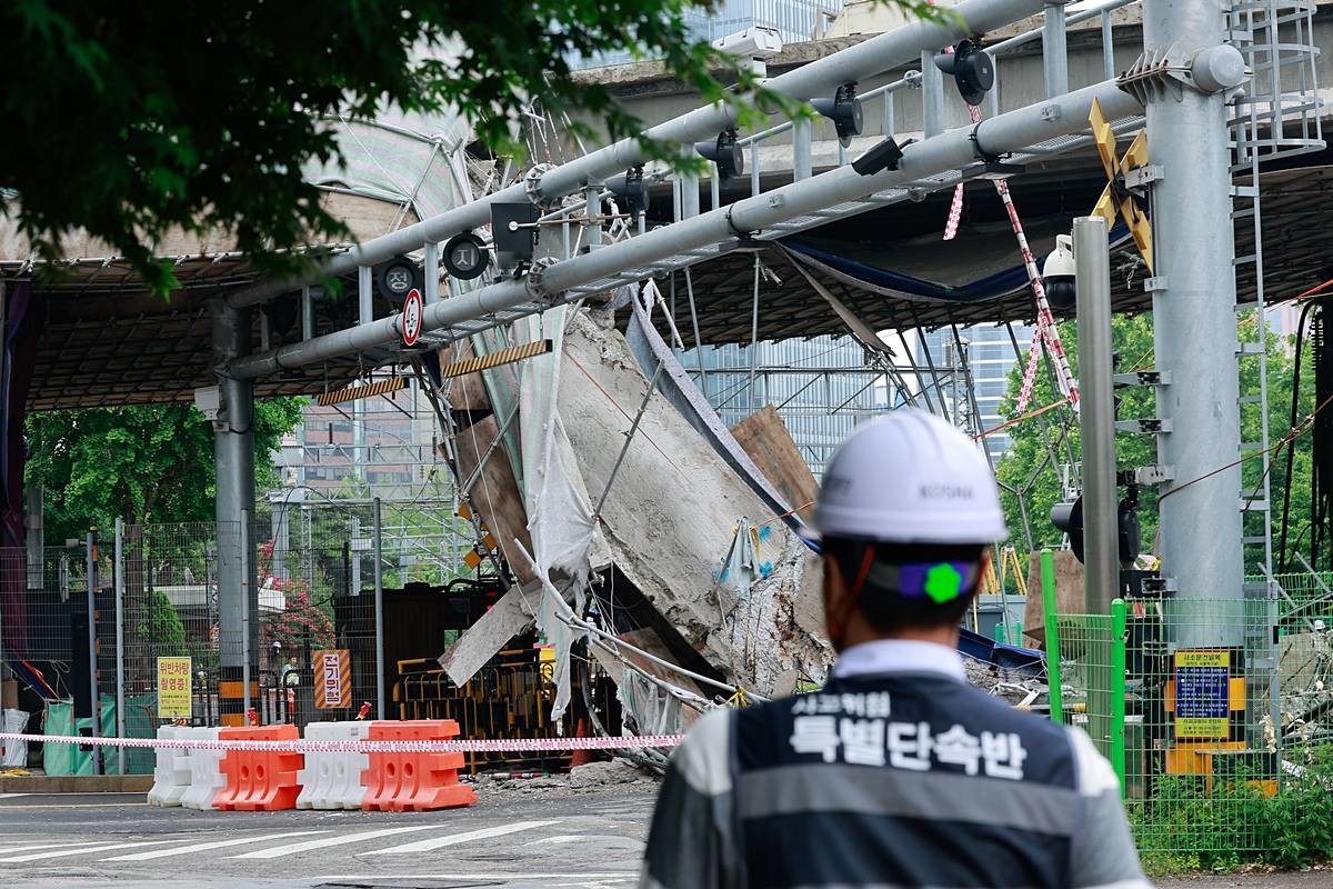 서울 서대문구 서소문 고가차도 붕괴 사고 사흘째인 28일 사고 현장에 사고위험특별단속반이 들어가고 있다 / 뉴스1