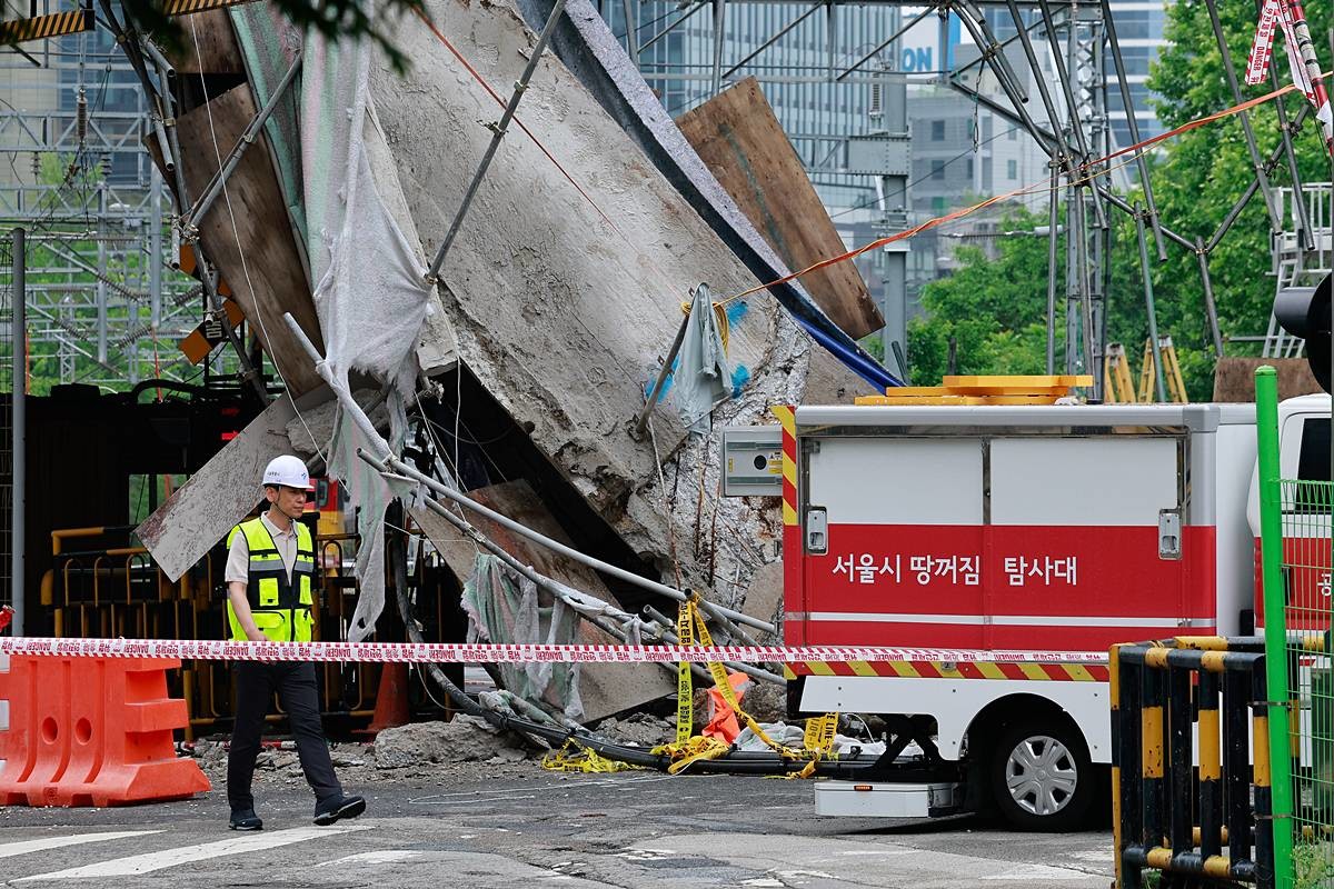 서울 서대문구 서소문 고가차도 붕괴 사고 사흘째인 28일 사고 현장에 땅꺼짐 탐사대 차량이 들어가고 있다 / 뉴스1