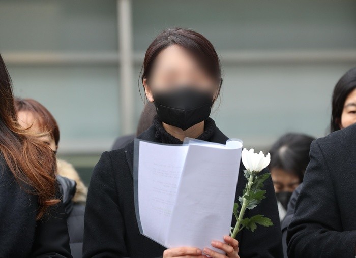 웹툰 작가 주호민씨 아들(10)을 학대한 혐의로 1심에서 벌금 200만원 선고유예를 받은 특수교사 A씨가 6일 오전 경기 수원시 영통구 수원지방법원에서 항소장을 제출하기 전 기자회견을 하고 있다. 2024.2.6/뉴스1