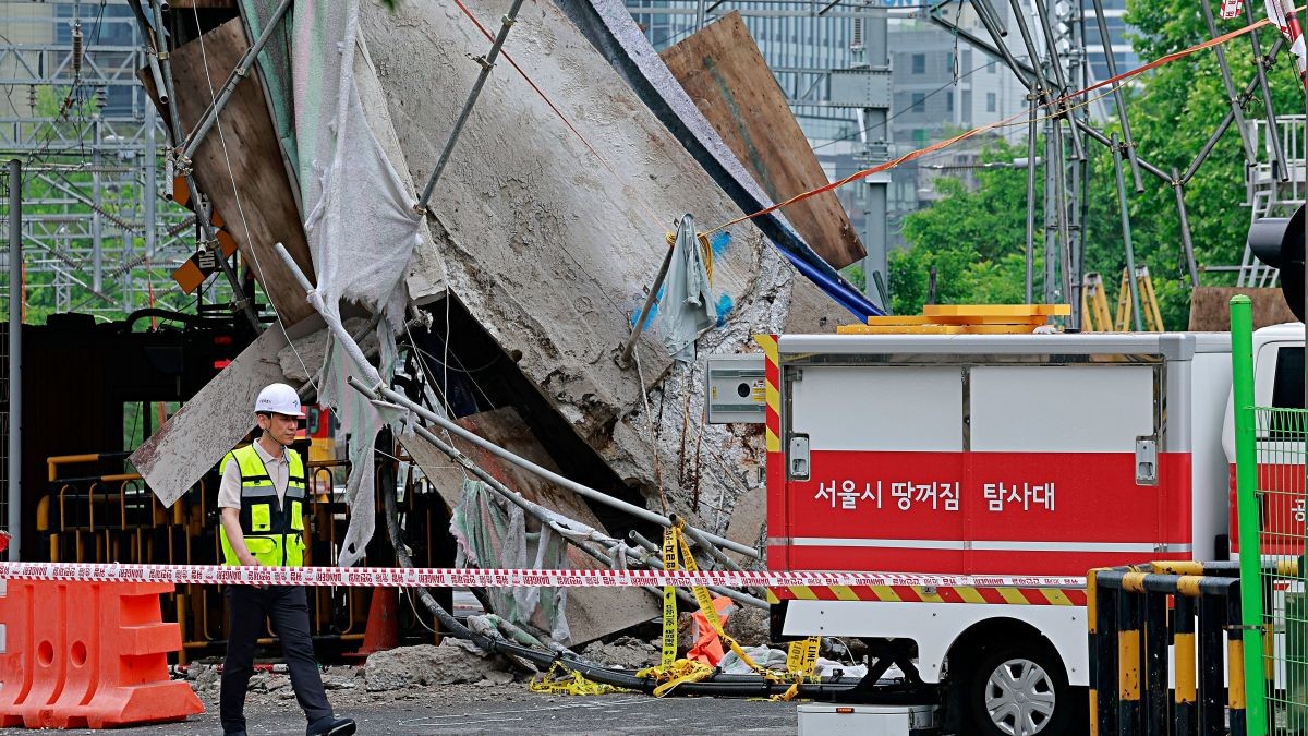 서울 서대문구 서소문 고가차도 붕괴 사고 사흘째인 28일 사고 현장에 땅꺼짐 탐사대 차량이 들어가고 있다. / 뉴스1