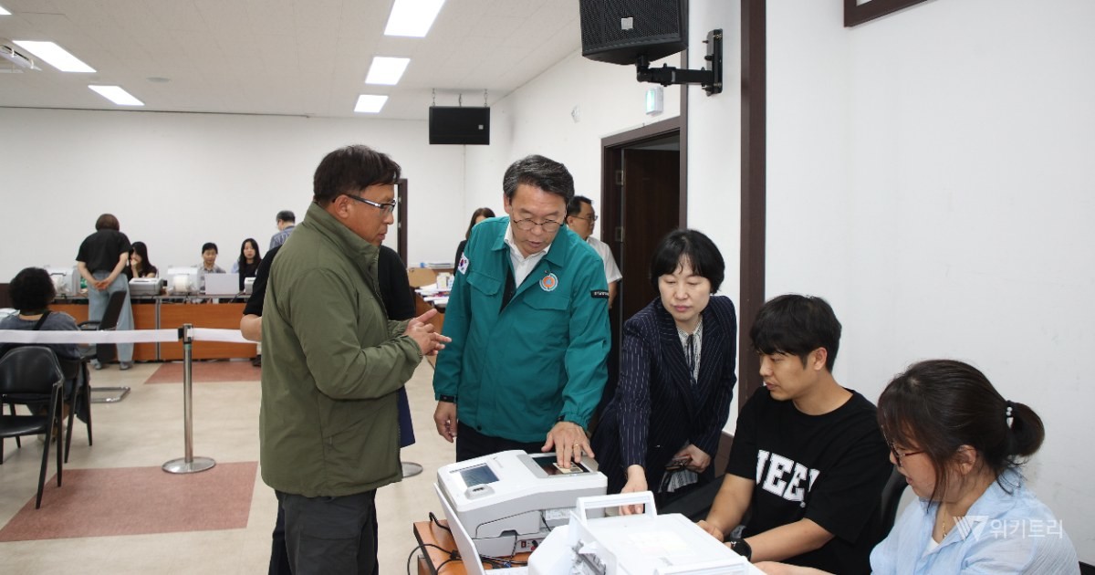 오남읍사무소에서 사전투표 장비 작동 상태를 확인하는 김상수 권한대행