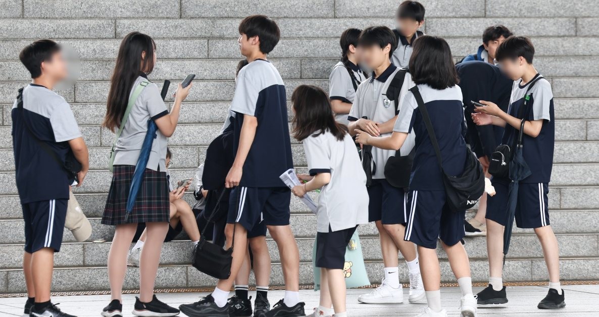 교육부는 28일 현장체험학습 지원 방안을 발표하며 현장체험활동 중 고의나 중과실이 아닌 경우에는 교사의 민·형사상 책임을 면제하는 내용으로 학교 안전법을 개정해 면책 범위를 강화하겠다고 밝혔다. 사진은 이날 서울 용산구 국립중앙박물관에서 현장체험학습을 온 학생과 교사의 모습. / 뉴스1