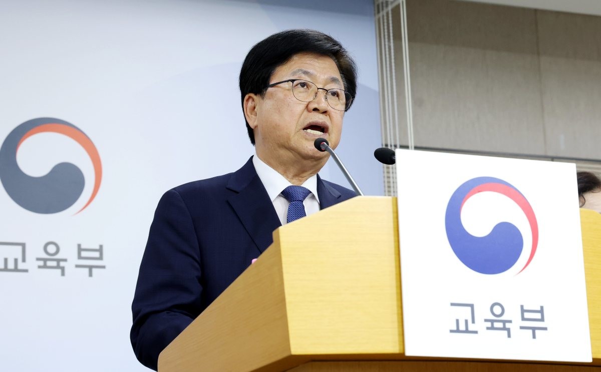 최교진 교육부 장관이 28일 세종시 정부세종청사에서 현장체험학습 지원 방안을 발표하고 있다. 학교안전법 개정안 마련으로 수학여행 등 현장체험학습에서 고의 또는 중과실이 없는 안전사고에 대해서는 교사에게 민·형사상 책임을 묻지 않는 등의 추진 내용이 담겨 있다. / 뉴스1