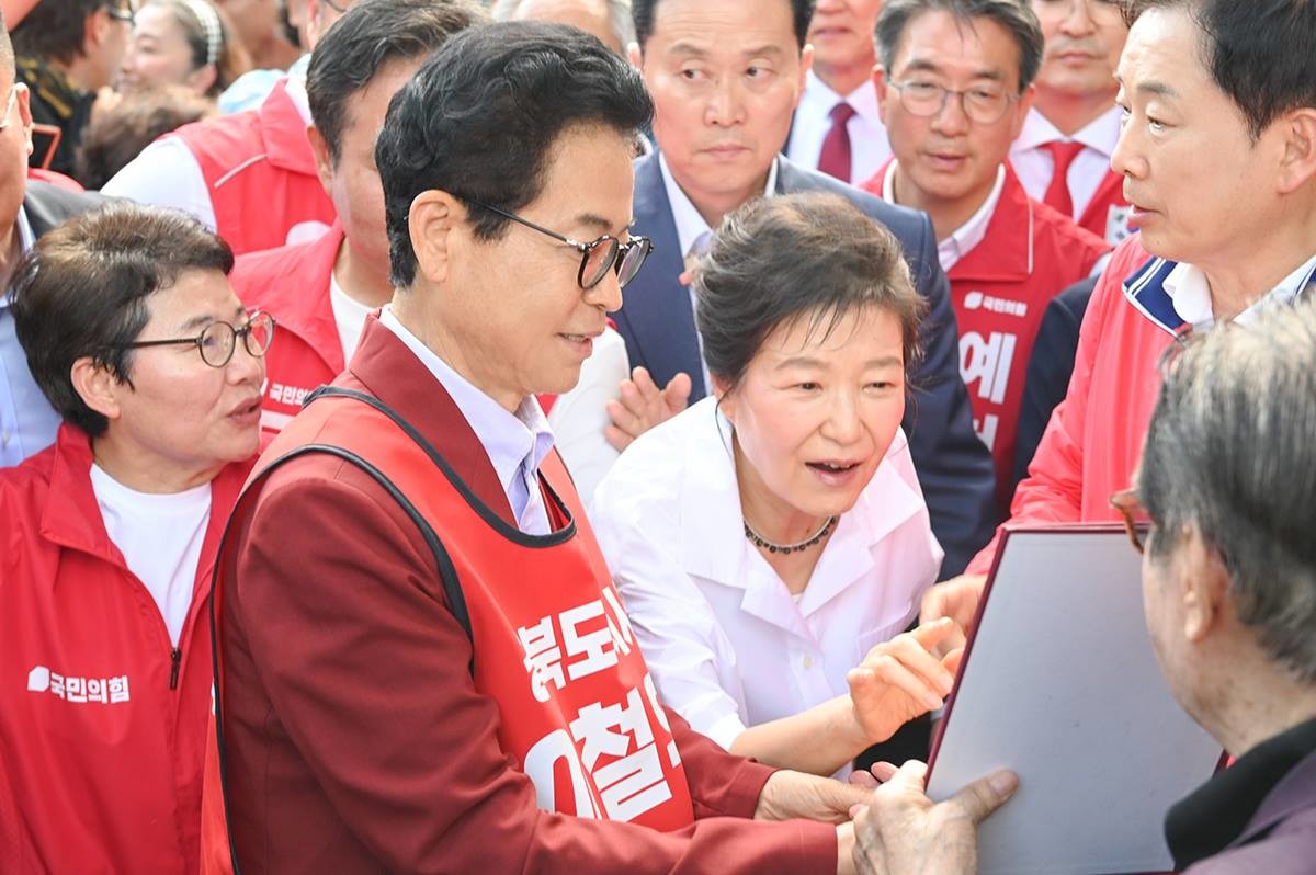 박근혜 전 대통령이 28일 오후, 부친인 박정희 전 대통령이 교사시절 하숙하던 문경 ‘청운각’을 방문, 시민들을 만나고 있다/이하 이철우 경북도지사 후보 측 제공