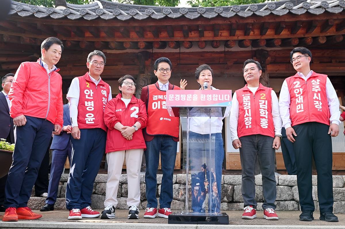 이철우 경북도지사 후보 등을 격려하고 지지를 부탁하는 박근혜 전 대통령