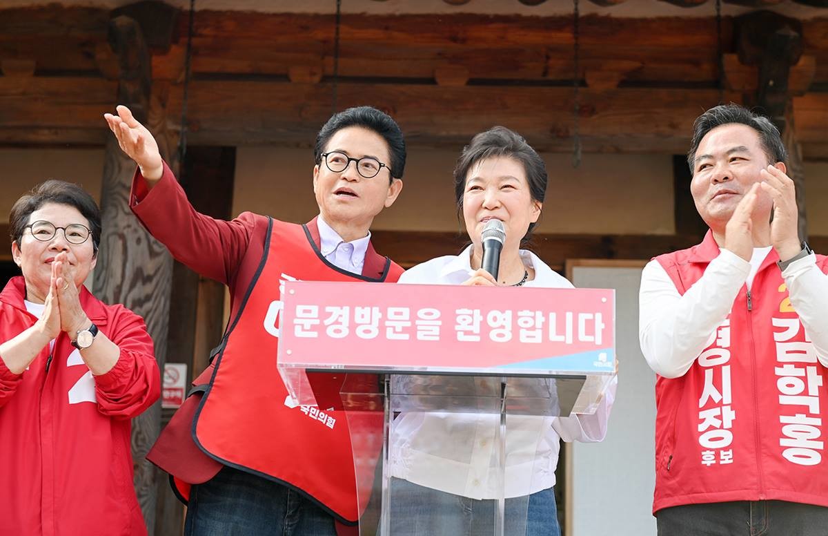 (왼쪽부터)임이자 국회의원, 이철우 경북도지사 후보, 박근혜 전 대통령, 김학홍 문경시장 후보