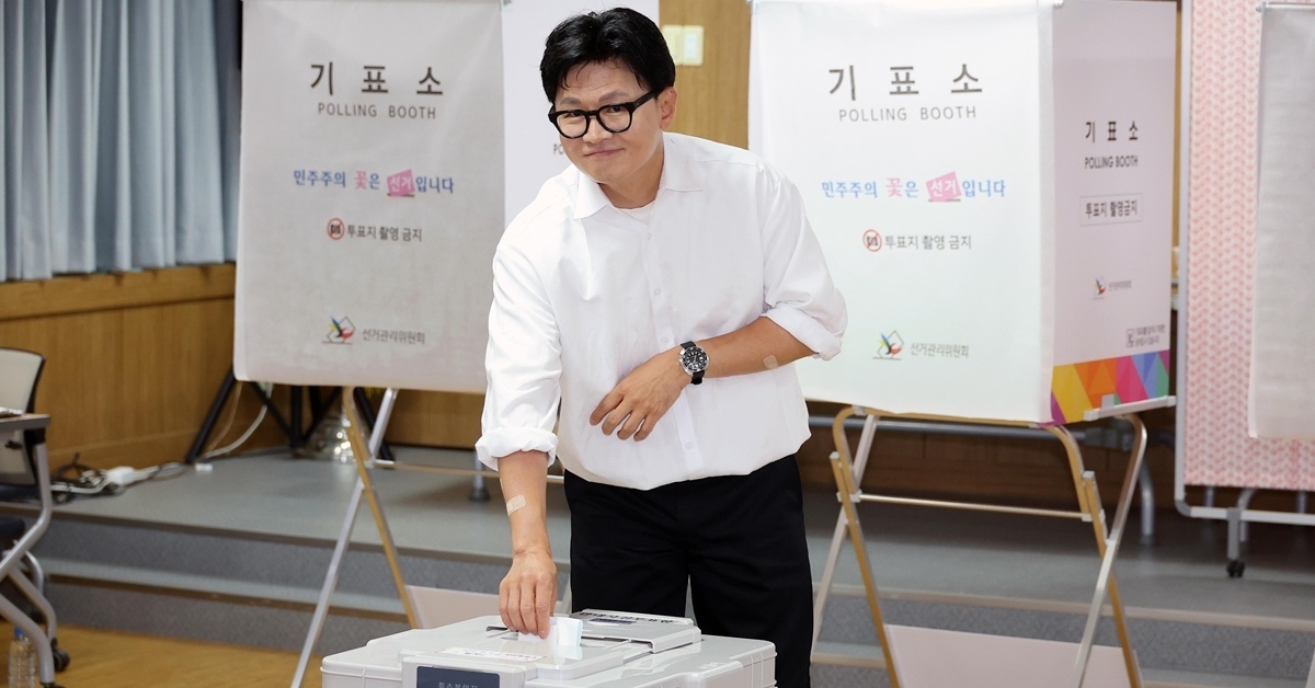 “혼자선 투표도 못하나” 한동훈, 전재수와 사전투표한 하정우 직격